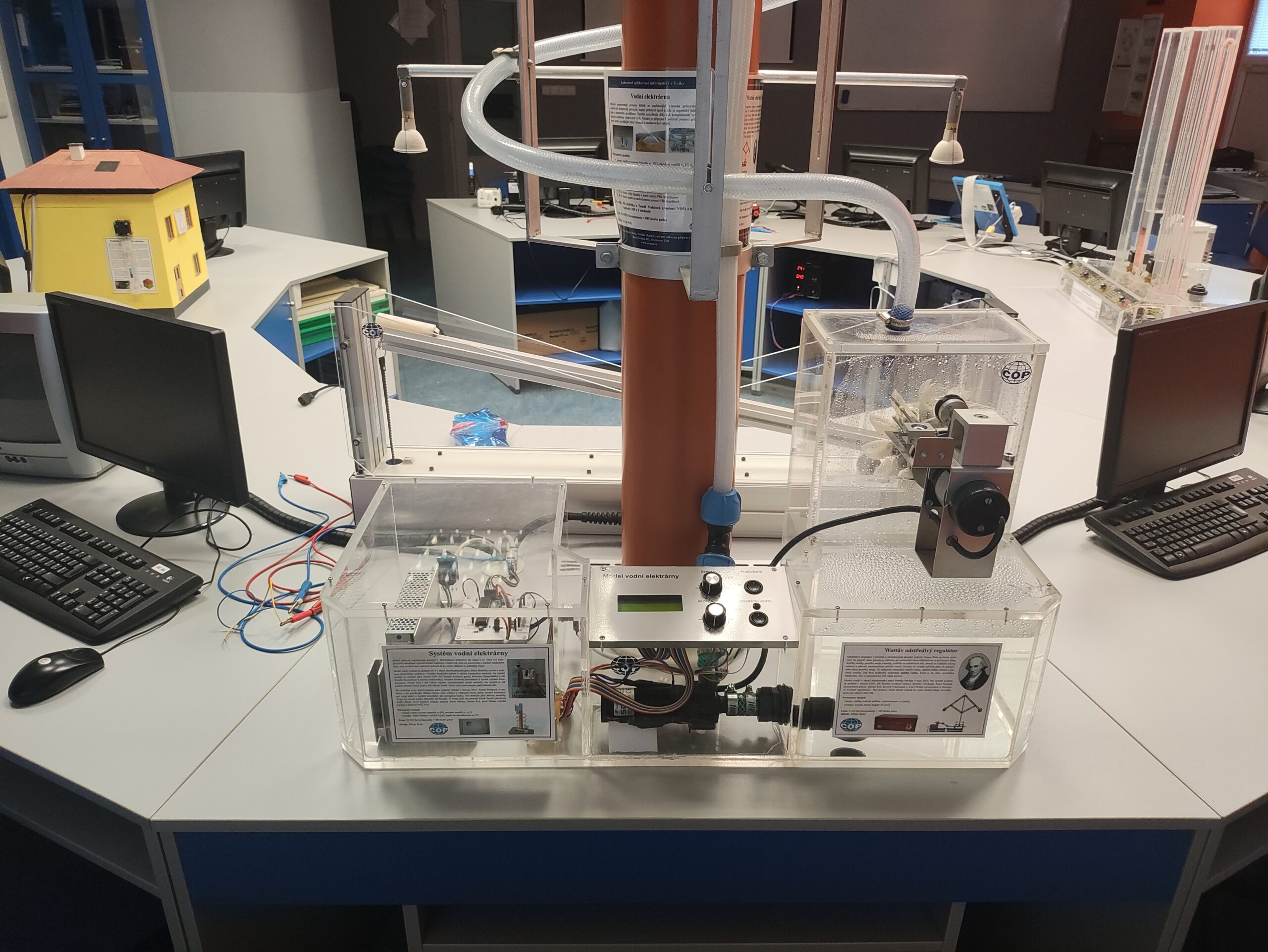 Model přečerpávací elektrárny s&nbsp;Wattovým regulátorem otáček